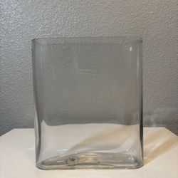 Clear Oval Shape Glass Flower Vase - Used For A Wedding