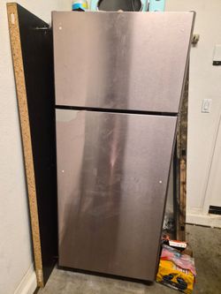 17.5 Cu. Ft. Top Freezer Refrigerator in Fingerprint Resistant Stainless Steel