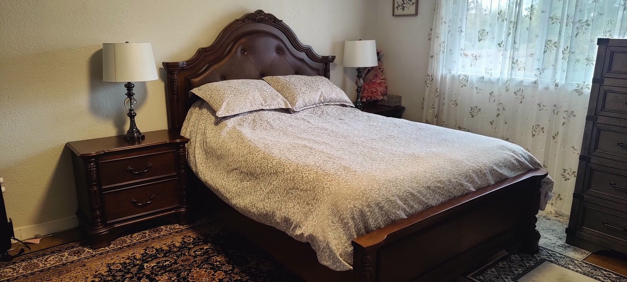 Gorgeous Queen Bedroom Set 