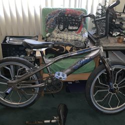 Mongoose kids bike, super cool mag wheels