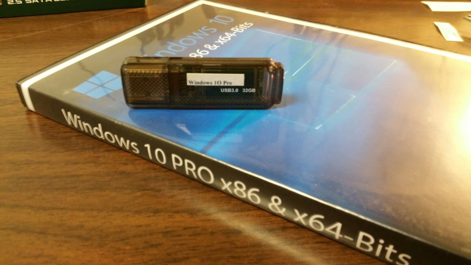 Windows 10 Professional legal and one 32GB USB installation drive