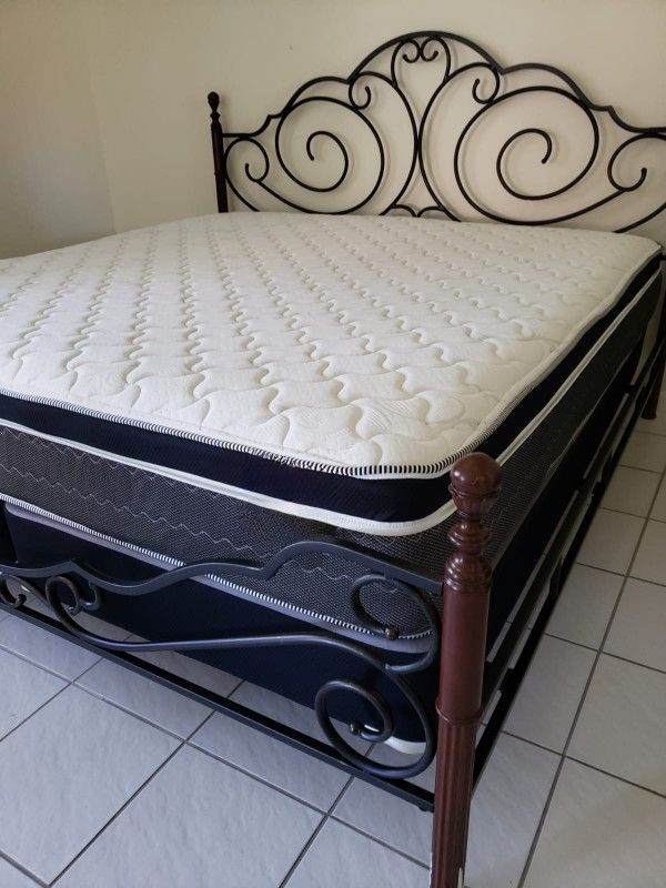 NEW KING PLUSH PILLOW TOP MATTRESS WITH BOX SPRING