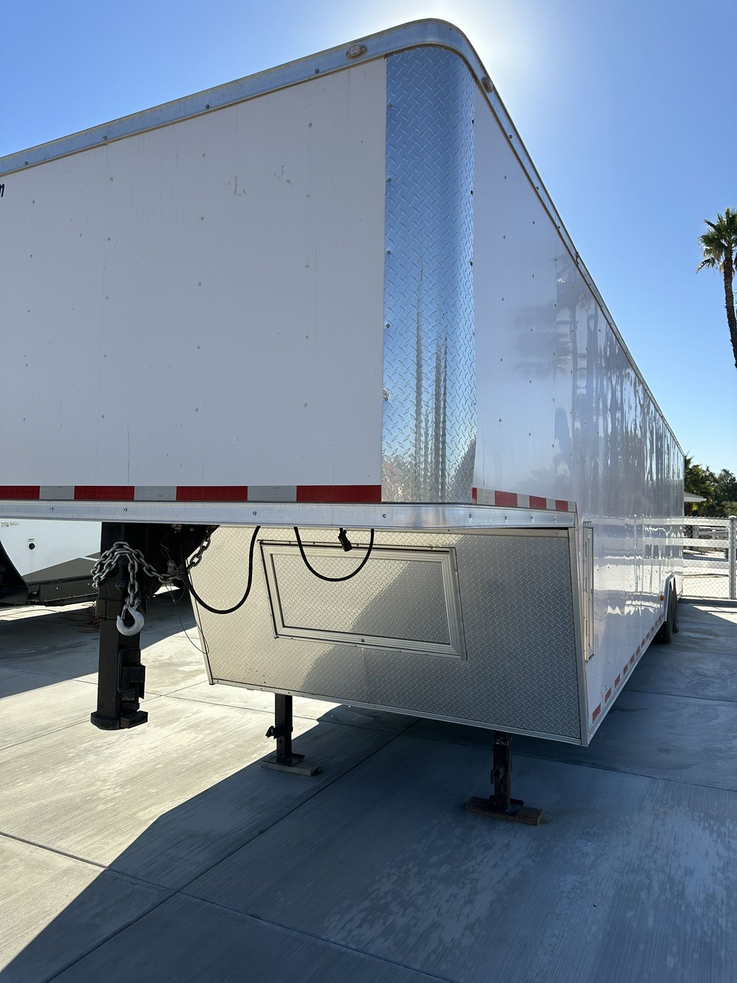 2020 LARK UNITED 40 ft Fifth wheel Enclosed Trailer