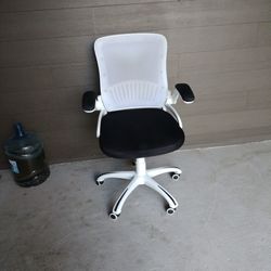 White/Black Rolling Chair