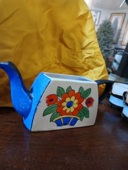 Japanese tea pot in the style Clarice Cliff no lid