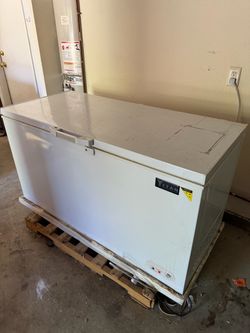 Titan Commercial Chest Freezer (16 cu. ft.) – Model XTCF16 – Works Great!
