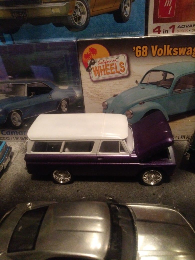 Suburban 1:24. Model