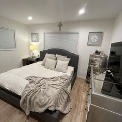 Bedroom Set - King Bed - Dressers 