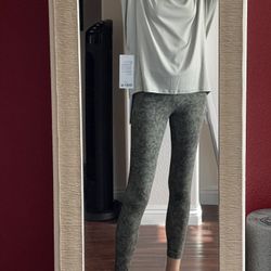 Lululemon Align Pant 25 color in SDMO size 6 with one free lululemon shopping bag 