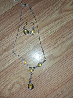 Avon Necklace And Earrings Set