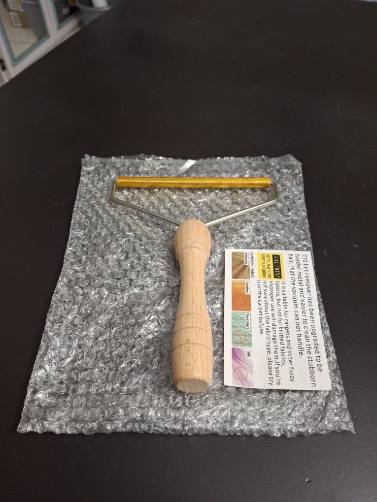 "NEW " Carpet & Fuzzy Fabric Pet Hair Remover - Fits Perfectly In Hand