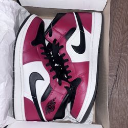 Jordan 1 Mid “Chicago Black Toe”