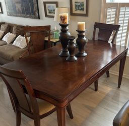 Wooden Table / 6 Chairs / Leaf