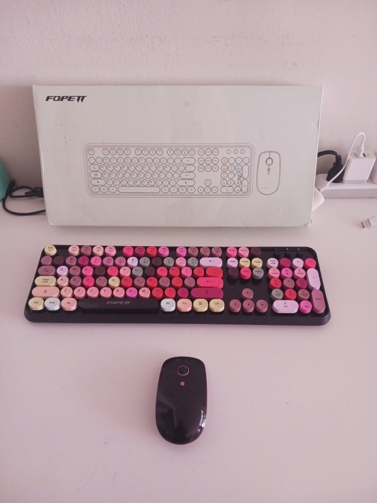 New colored Wirekess mouse and keyboard New.
Batteries included.
Only 10 dollars (on sale for 30 dollars).
And i gift 2 New cables usb to micro usb