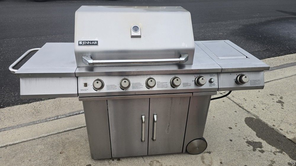 Jenn-Air 5 Burner Propane Gas BBQ Grill