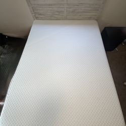Zinus Mattress + fMemory Foam Topper – Excellent Condition