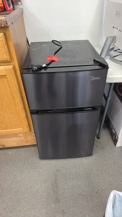 Mini fridge with freezer