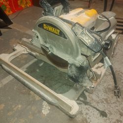 DeWalt Tile Saw With Stand tray