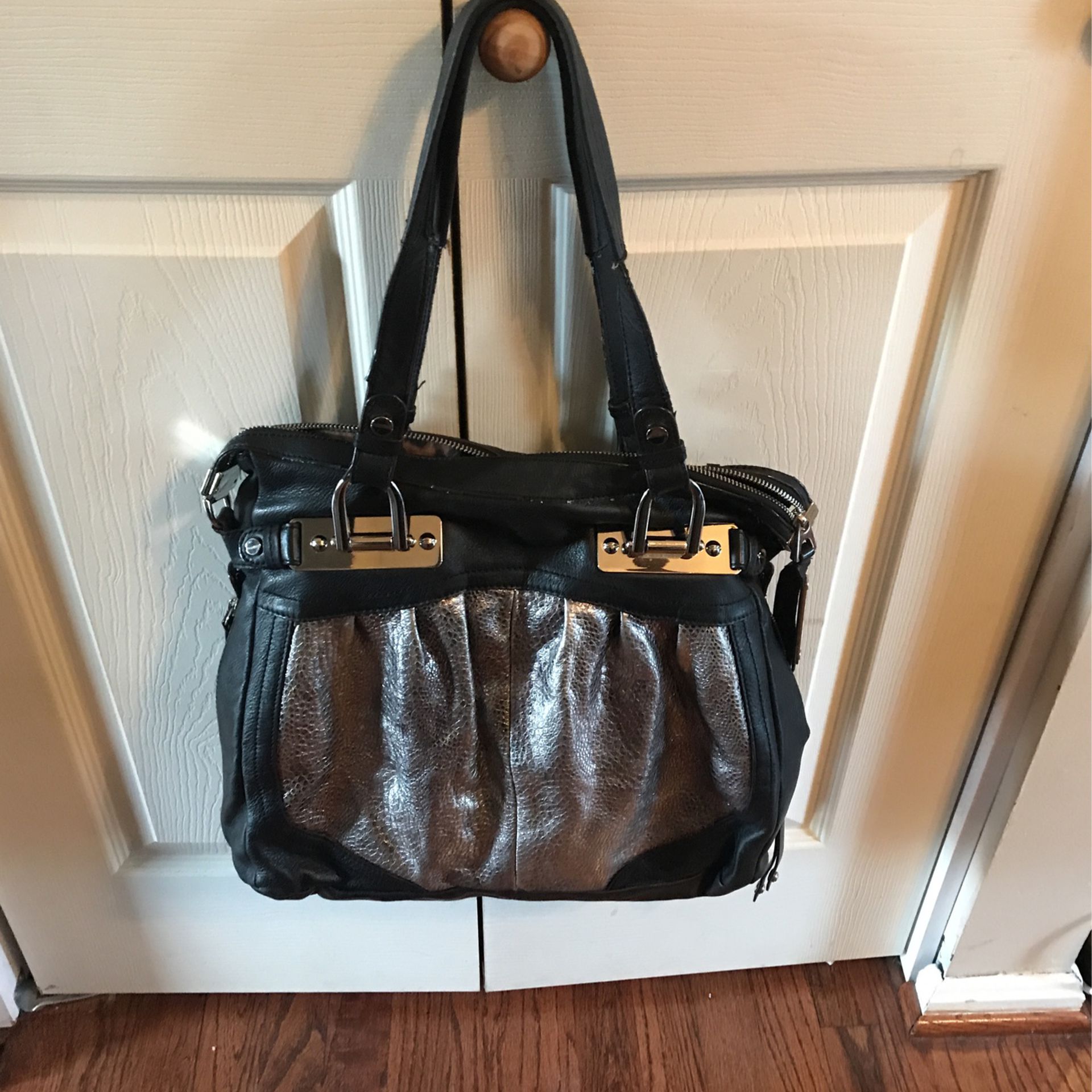 Women ‘s Black and Silver Handbag