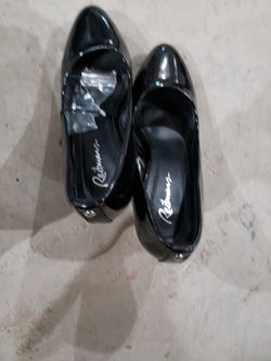 Black pump shoes