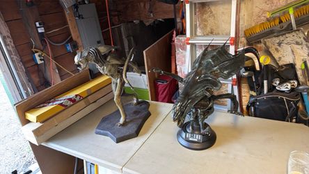 Two alien limited edition statues limited edition NO BOX