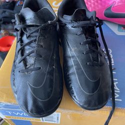 Nike Phantom Youth Soccer Cleats