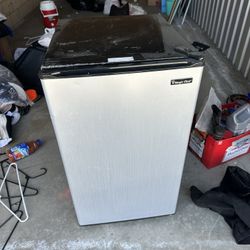 Small Magic Chef Refrigerator 