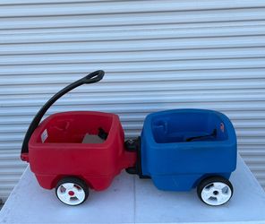 Step2 Choo Choo Wagon and Trailer set, featuring a red front wagon connected to a blue modular trailer.