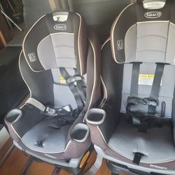 two Graco Extend2fit car seats