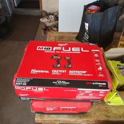 Milwaukee
M18 FUEL 18V Lithium-lon
Brushless Cordless Hammer
Drill and Impact Driver Combo
Kit (2-Tool) with 2 Batteries