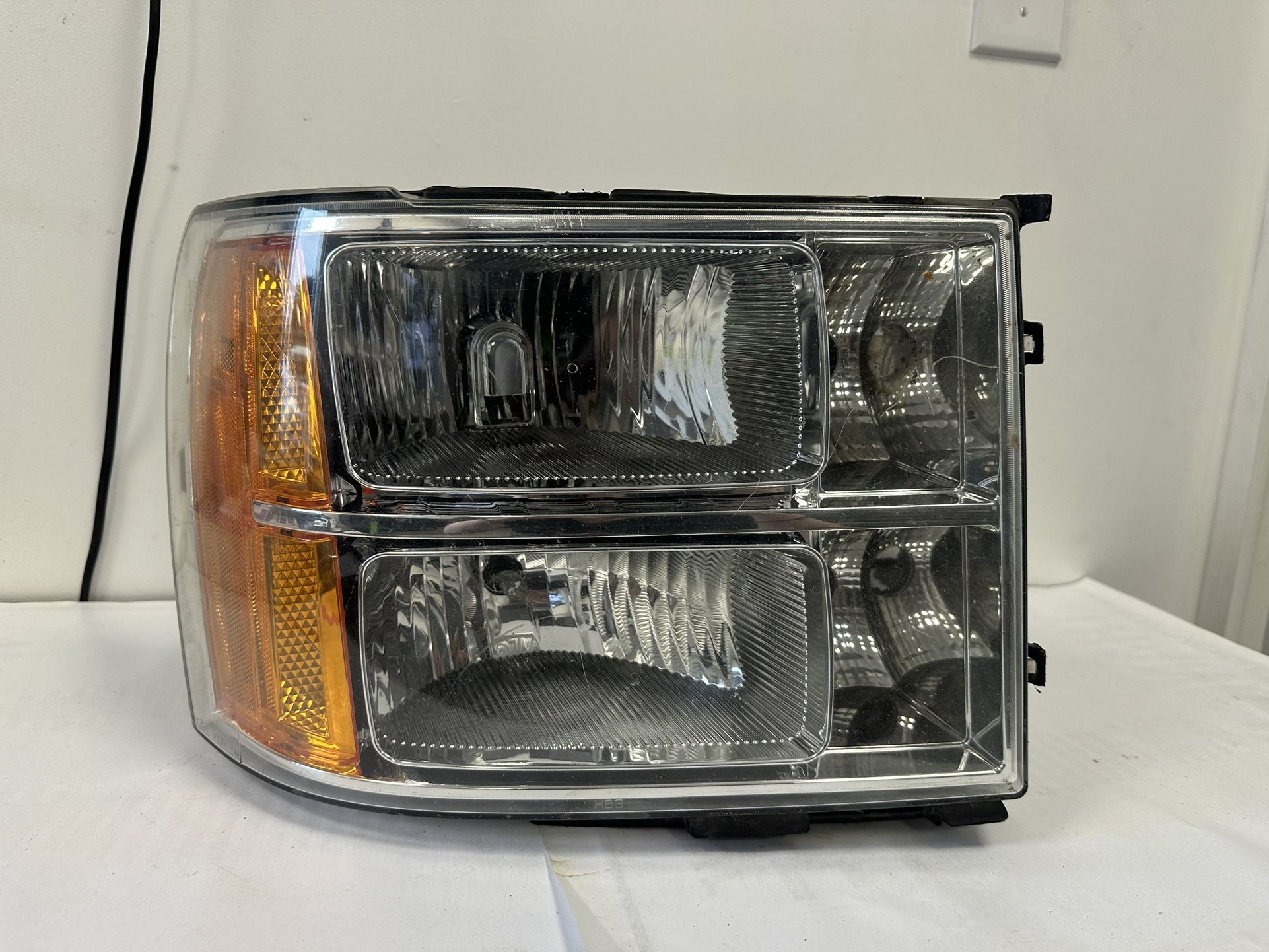 2007-2013 GMC Sierra 1500 Headlight