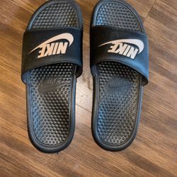 NIKE SLIDES