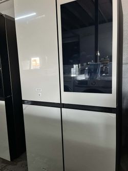 Samsung Bespoke 28.6 cu.ft. 4-door flex French door refrigerator AI Family Hub+ in White glass