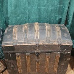 ANTIQUE TRUNK
