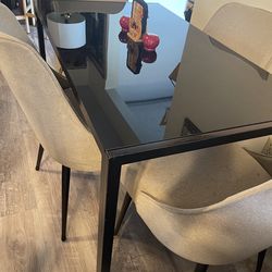 Comedor de cuatro sillas de metal y vidrio muy fuerte