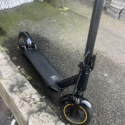 I'm selling a scooter, everything works, it comes with its charger, it runs 20 to 25 miles