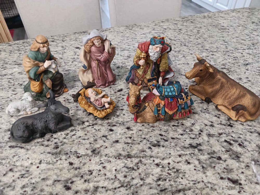 8 piece Nativity Scene Pieces Baby Jesus Mary Christmas