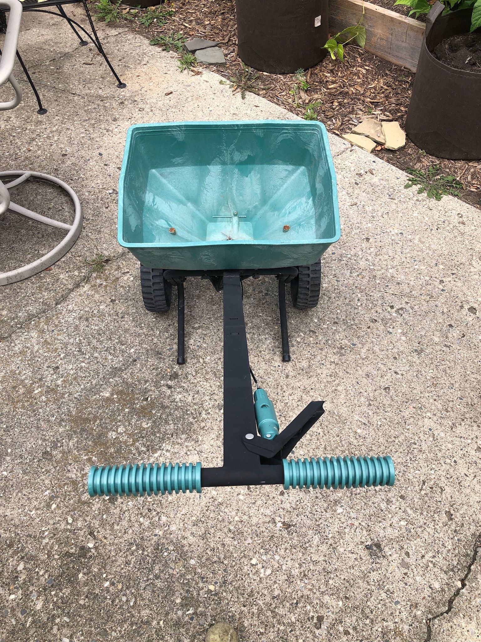 Garden plus large broadcast seeder