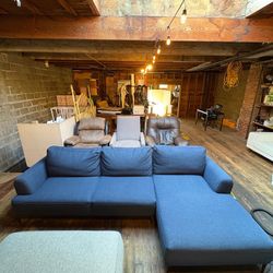 Modern Dark Blue Sectional with Chaise – Sleek & Comfortable (WE DELIVER)