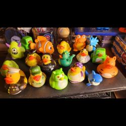 BATH TUB TOYS, PRE-OWNED: 18x bath toys, firm.