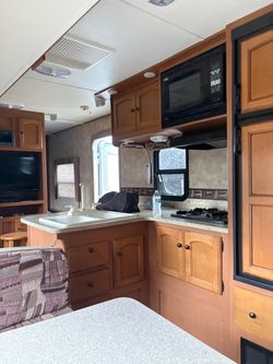 Streamline Gulf Stream ultra lite 26QBS 2011 sold new as a demo in 2014. 26 ft - 1 slide out kit/liv. Showroom clean and condition . Fiberglass shell