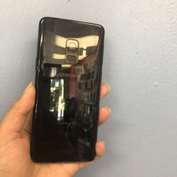 Samsung galaxy s9 unlocked , sold with store warranty 