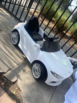 Kids Mercedes-Benz Ride-On Car