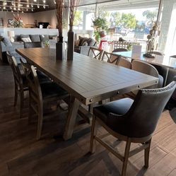 Table and 6 Barstools