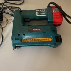 Engrapadora Makita 