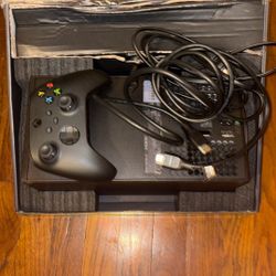 Xbox Series X 1 TB w/accessories Like New -READ DESC