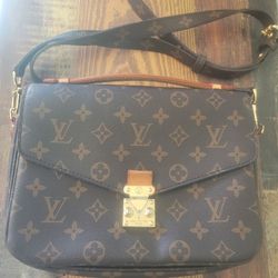 Louis-vuitton  Sholder Bag Women's 800.00 OBO