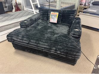 Cuddler chaise! Lounge! 🥰😍🏡 easy financing!