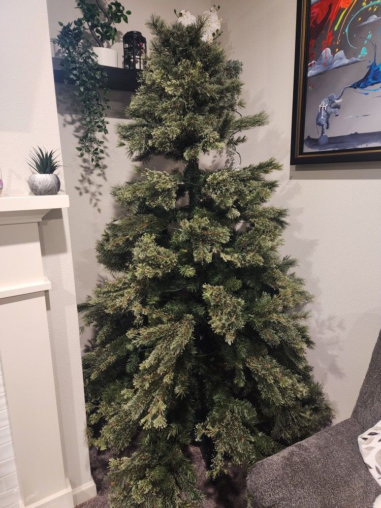 7.5ft Artificial Jasper Christmas Tree - Lights Do NOT Work