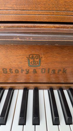 Story&Clark wood piano